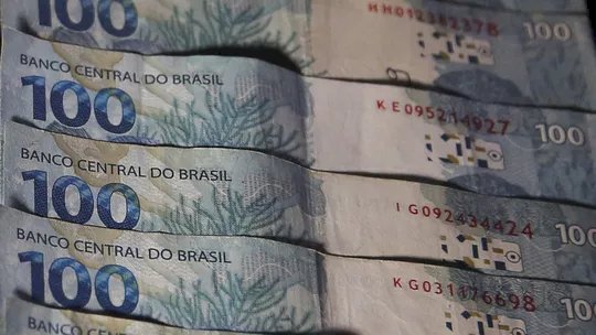 Juro bancário médio sobe para 38,1% ao ano em abril, maior valor em três anos, diz Banco Central