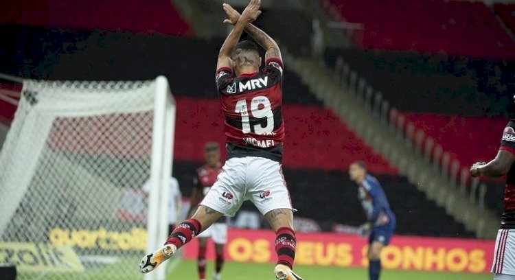 Diretoria do Corinthians eufórica. Encontrou o substituto de Willian. Michael, ex-Flamengo. Negociação está adiantada