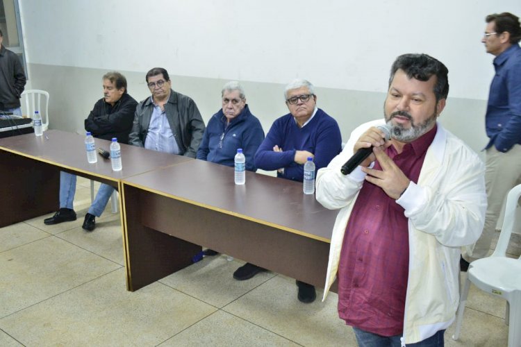 Carlos Bernardo participa de reunião com engenheiros e arquitetos