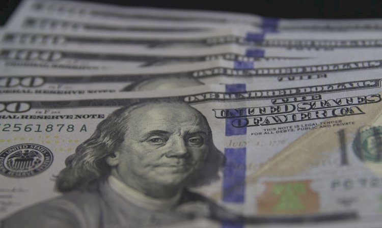 Dólar cai 4%, e bolsa sobe 5,5% no dia seguinte ao primeiro turno