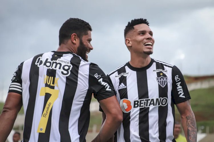 Paulinho celebra primeiro gol no Atlético-MG e cita parceria com Hulk: 