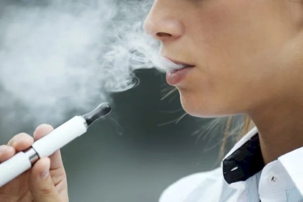 Vape com essência de menta é o pior para os pulmões, diz estudo