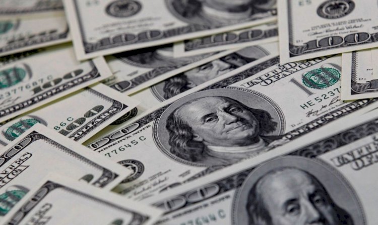 Dólar fecha abaixo de R$ 5 pela primeira vez em dez meses