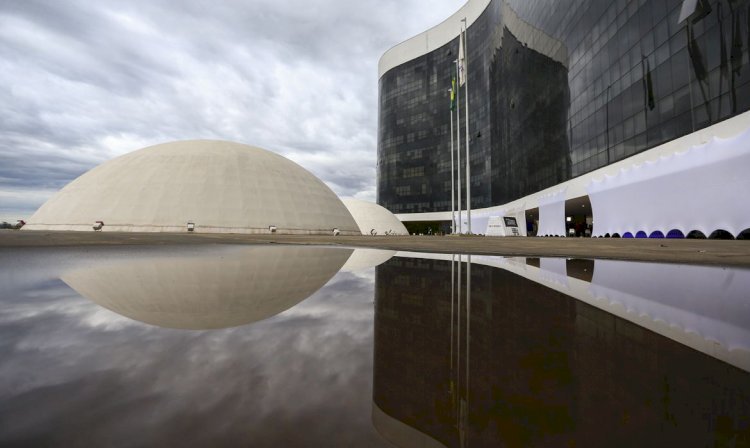 Retomado julgamento de Bolsonaro sobre abuso político no 7 de setembro