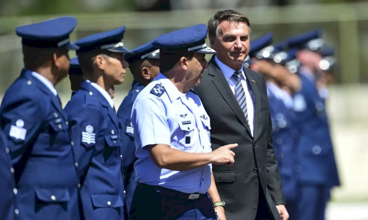 Ex-comandante do Exército ameaçou prender Bolsonaro, diz ex-FAB