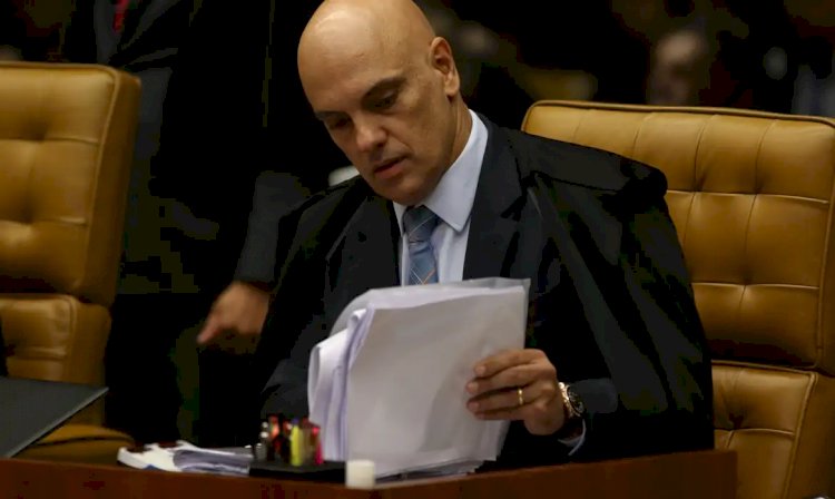 Moraes dá 15 dias para PGR opinar sobre indiciamento de Bolsonaro