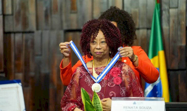 Historiadora Helena Theodoro recebe maior honraria do Rio de Janeiro