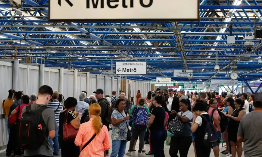 Metrô de SP retoma operação após alagamento de estação