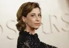 Fernanda Torres usa look com plumas da Chanel para o Oscar® 2025
