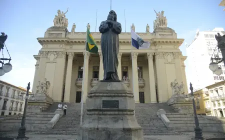 Alerj celebra 50 anos com visita teatralizada no Palácio Tiradentes