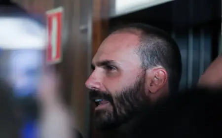 Moraes nega apreensão do passaporte de Eduardo Bolsonaro