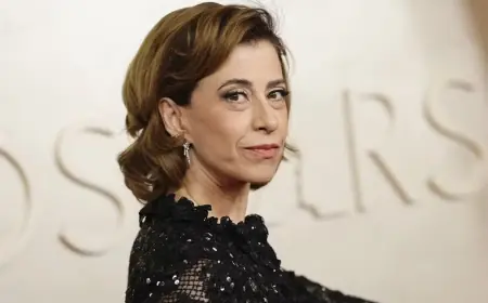 Fernanda Torres usa look com plumas da Chanel para o Oscar® 2025