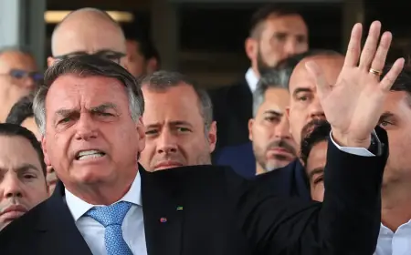 Após virar réu, Bolsonaro nega decreto de golpe de Estado