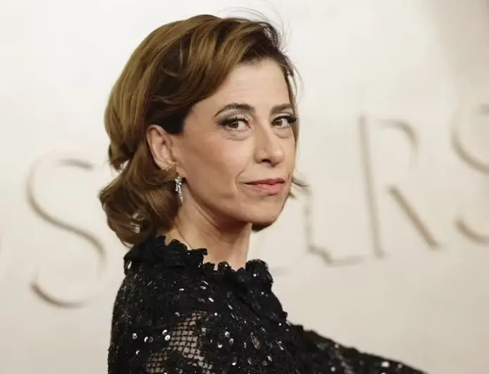 Fernanda Torres usa look com plumas da Chanel para o Oscar® 2025