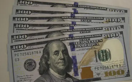 Dólar fecha abaixo de R$ 5,70 em dia de tarifas de Trump