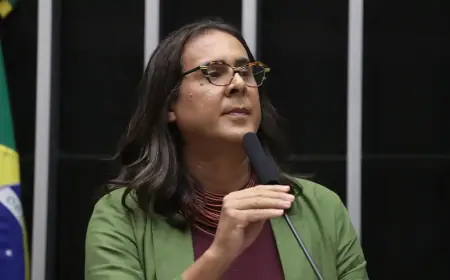 Deputada Duda Salabert diz ter gênero alterado em visto para os EUA