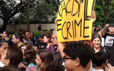 Estudantes e professores fazem ato contra racismo em Higienópolis