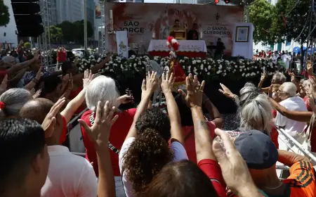 Fiéis de São Jorge e Ogum ocupam as ruas do Rio em festa sincrética