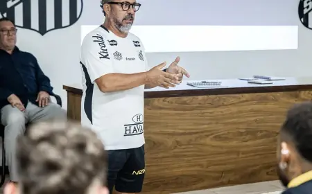 Ex-auxiliar de Tite, Cleber Xavier debuta como técnico no Santos