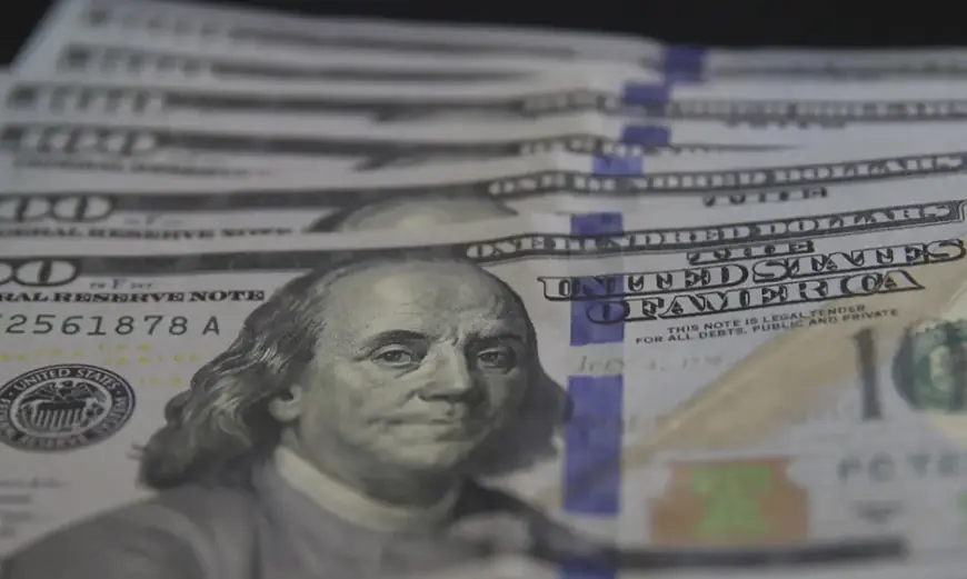 Dólar ultrapassa os R$ 5,70 à espera de juros nos EUA e no Brasil