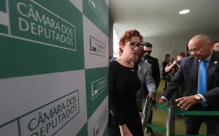 Moraes abre inquérito para investigar Zambelli por coação e obstrução