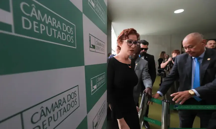 Moraes abre inquérito para investigar Zambelli por coação e obstrução