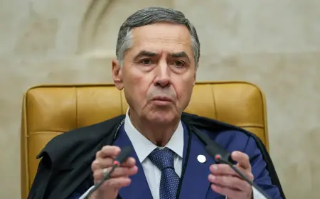 Barroso: julgamento de Bolsonaro traz “algum grau de tensão” para país