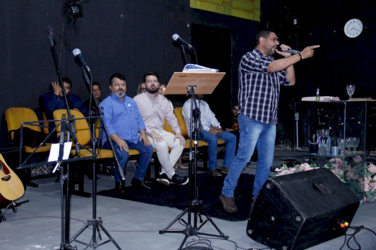 Em Campo Grande, Carlos Bernardo participa de culto no Santo Amaro