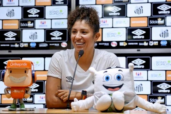 Cristiane perde dente em jogo do Santos e é zoada por elenco e esposa