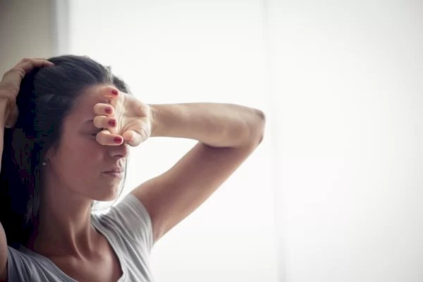 Levantamento mostra que mulheres têm mais dor crônica. Entenda