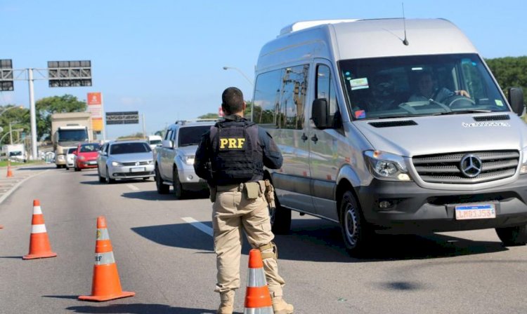 PRF fiscaliza uso do cinto de segurança nas estradas