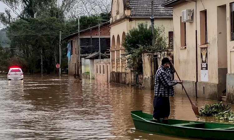 Com avanço de frente fria, RS permanece em alerta para temporais