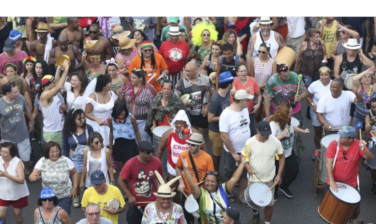 Carnaval de rua em Brasília tem críticas políticas nesta terça-feira