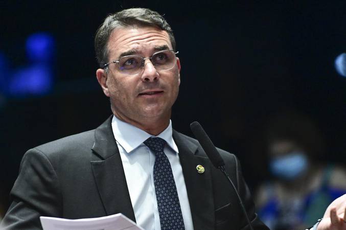 Flávio Bolsonaro propõe redução da estrutura federal e mudanças na segurança pública