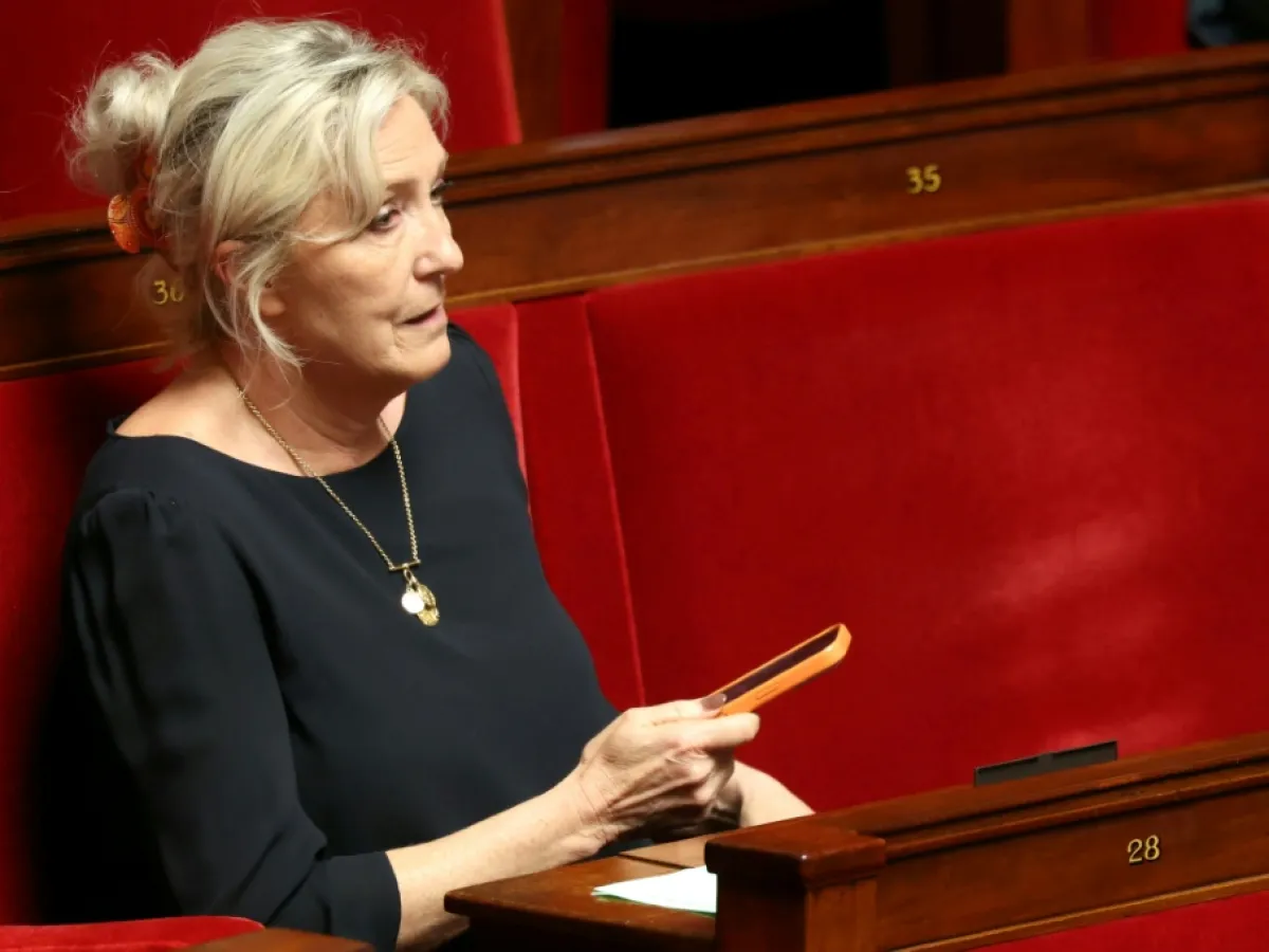 Denúncias de antissemitismo ameaçam estratégia de moderação de Marine Le Pen na França