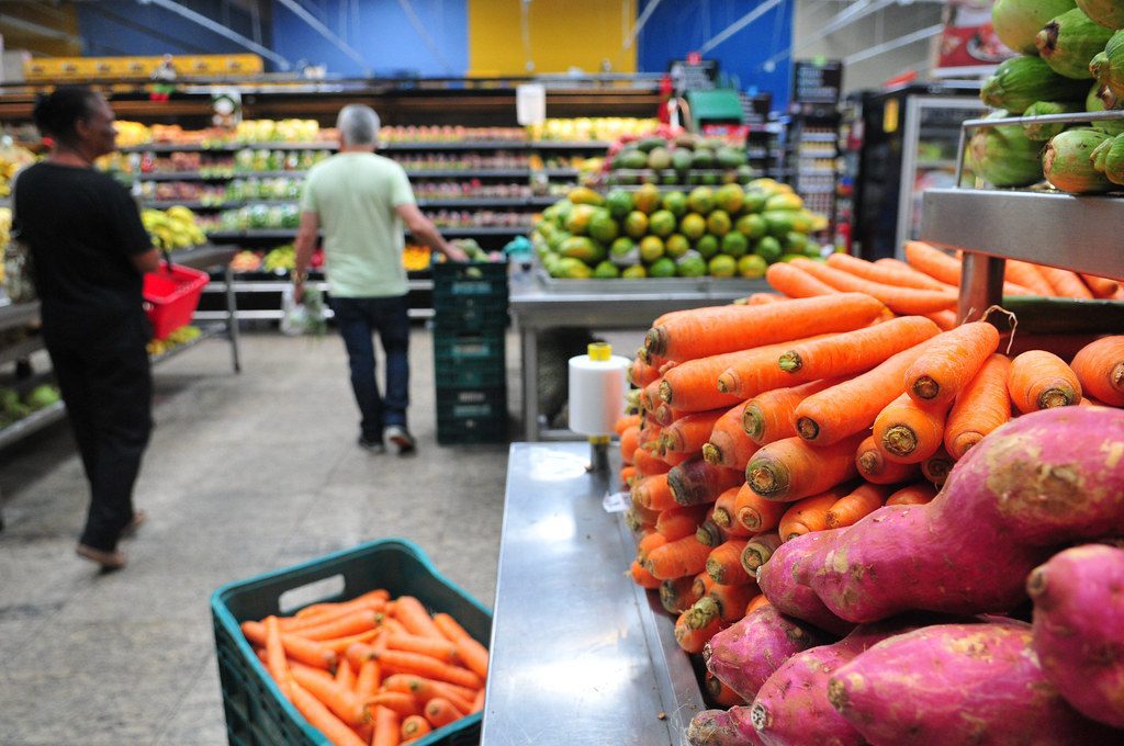 Atividade econômica recua 0,2% e mercado acompanha sinais de desaceleração