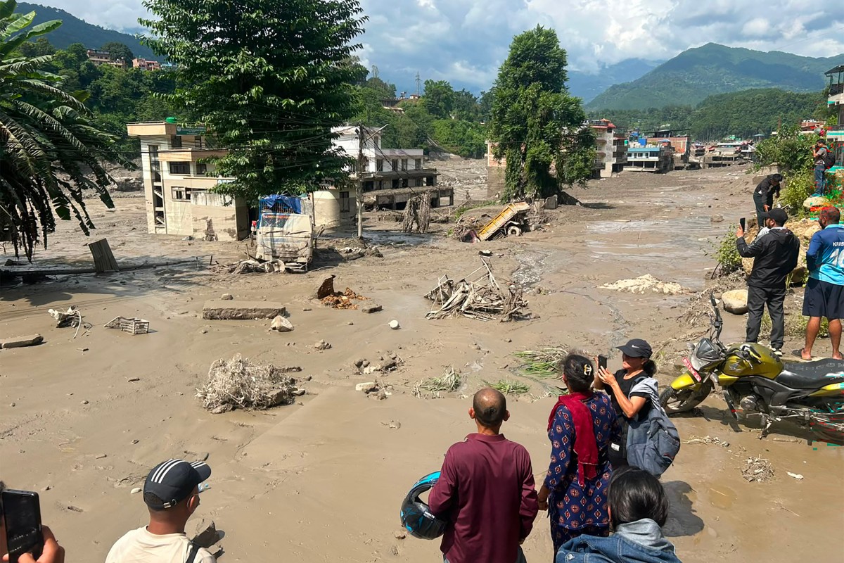 Milhares continuam desaparecidos semanas após enchentes devastarem o Nepal