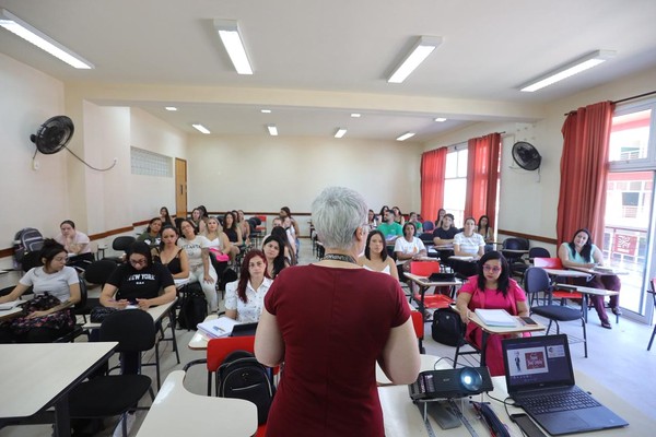 Ensino superior pode elevar renda em até 110%; veja cursos com maior atuação na própria área