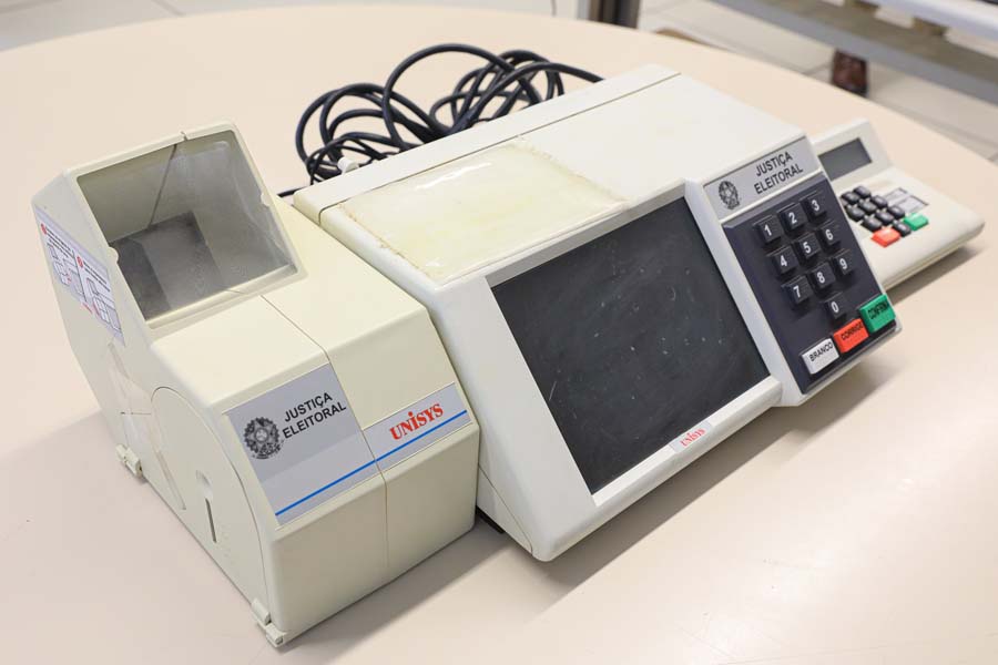 Urna eletrônica completa 30 anos com sistema ampliado de segurança e auditoria