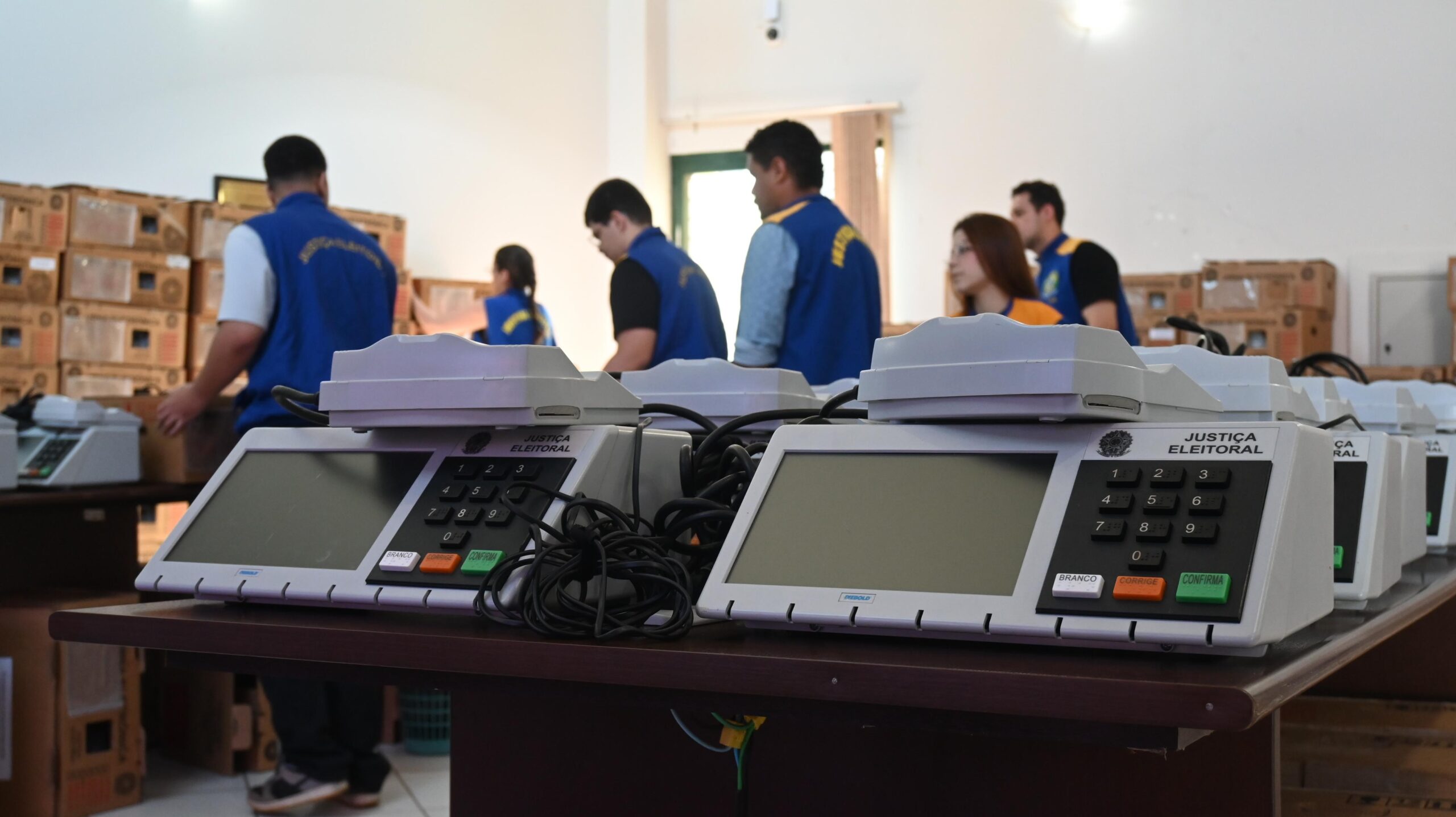 A dois dias da votação, Justiça Eleitoral finaliza preparação e distribuição das urnas